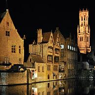 Belfort en middeleeuwse huizen langs de Brugse reien, Brugge, België
